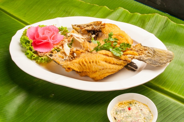 Poisson frit avec sauce de poisson