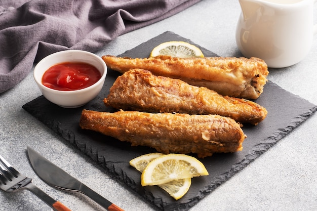 Poisson frit à la sauce tomate et tranches de citron frais