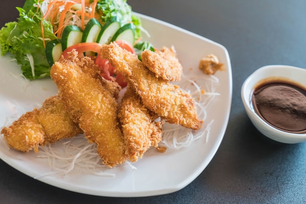 poisson frit avec sauce tonkatsu