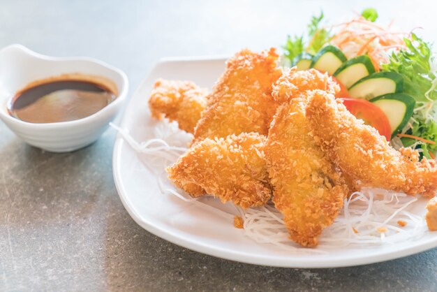 poisson frit avec sauce tonkatsu