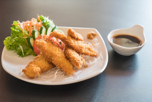 poisson frit avec sauce tonkatsu