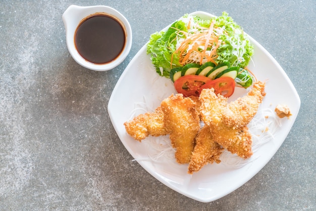 poisson frit avec sauce tonkatsu