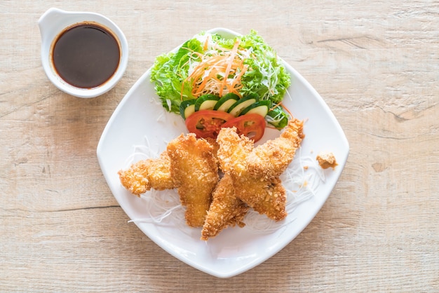 poisson frit avec sauce tonkatsu