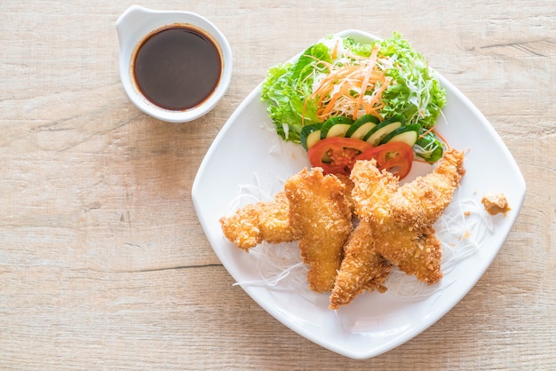 poisson frit avec sauce tonkatsu