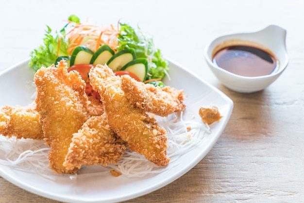 poisson frit avec sauce tonkatsu