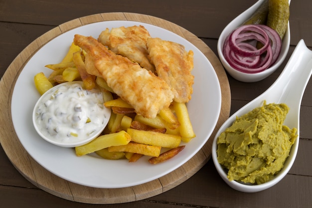 Le poisson et les frites. Un plat anglais traditionnel.