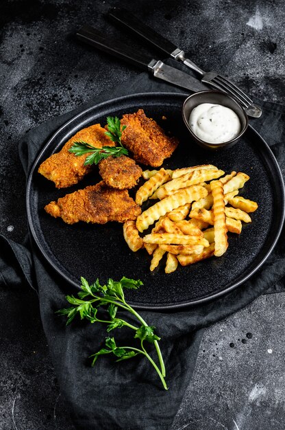 Poisson et frites avec sauce tartare