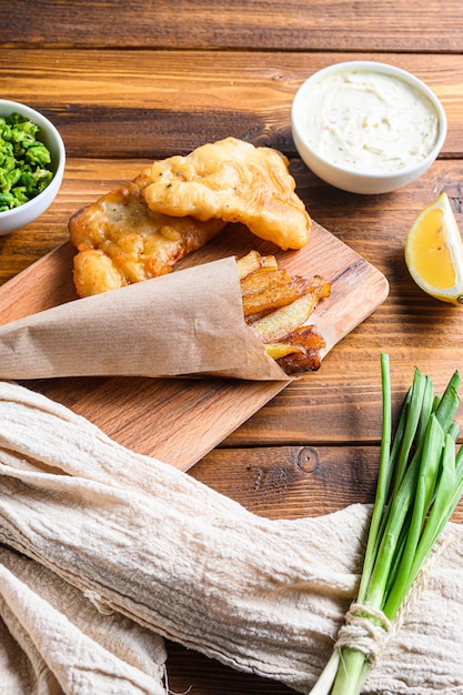 Poisson-frites traditionnel anglais avec purée de pois à la menthe et sauce tartare