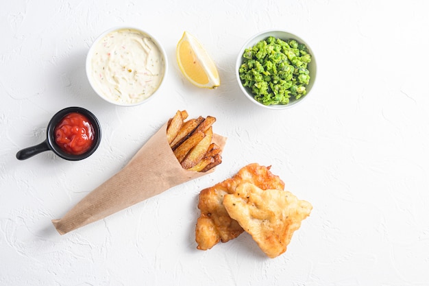 Poisson-frites traditionnel anglais avec purée de pois à la menthe et sauce tartare