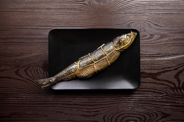 Poisson fumé à chaud, hareng kippé sur table en bois, vue de dessus