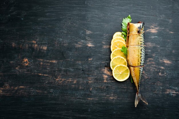 Poisson fumé Sur un fond en bois noir Vue de dessus Espace libre pour votre texte