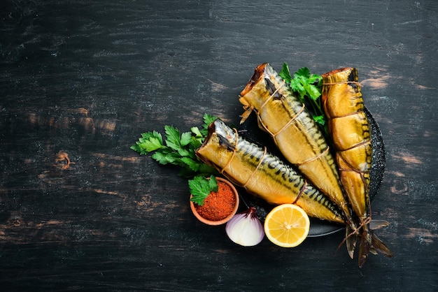 Poisson fumé Sur un fond en bois noir Vue de dessus Espace libre pour votre texte