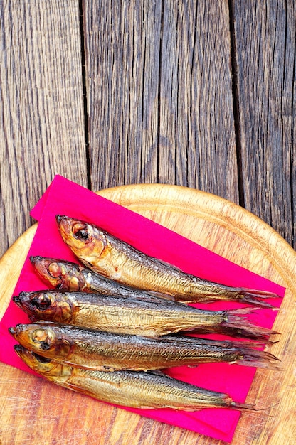 Poisson fumé sur planche à découper