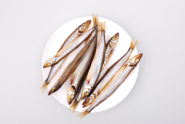 Poisson fumé avec rondelles d'oignons sur une assiette