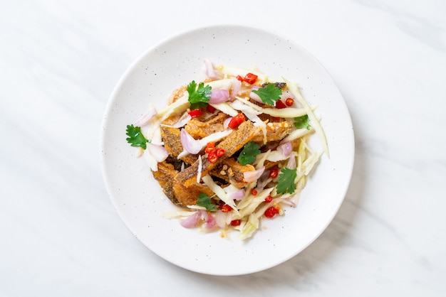 poisson gourami croustillant avec salade épicée