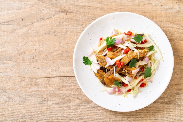 poisson gourami croustillant avec salade épicée