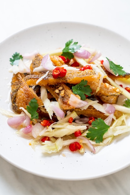 poisson gourami croustillant avec salade épicée