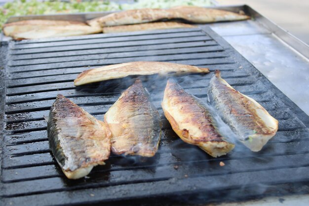 Poisson sur un gril avec un gril en arrière-plan