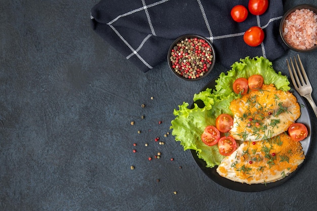 Poisson grillé sur une assiette avec laitue et tomates cerises vue de dessus avec espace de copie Protéines alimentaires saines Vitamines de fibres oméga