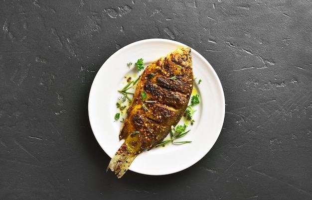 Poisson grillé sur assiette