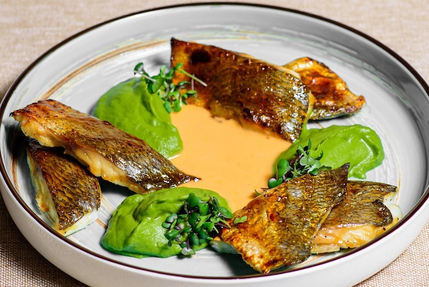 Poisson grillé au fromage et sauce verte