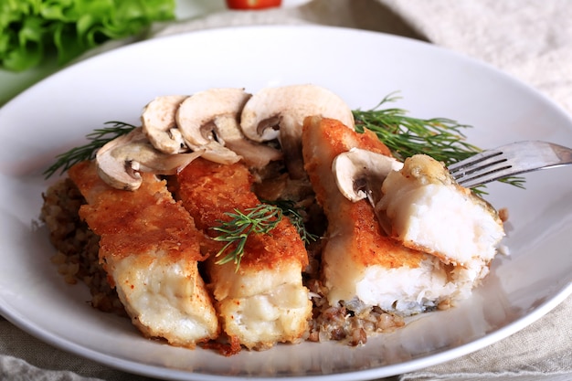 Poisson grillé au sarrasin et champignons déjeuner de cuisine maison rustique