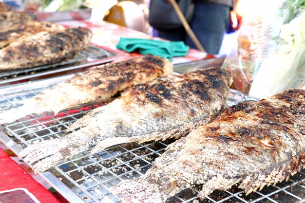 Poisson grillé au sel dans la rue