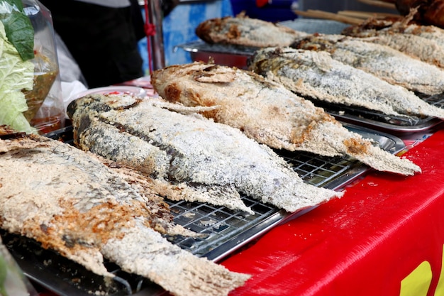 Poisson grillé au sel dans la rue