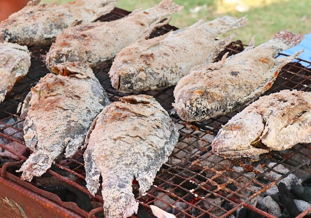 Poisson grillé au sel dans la rue