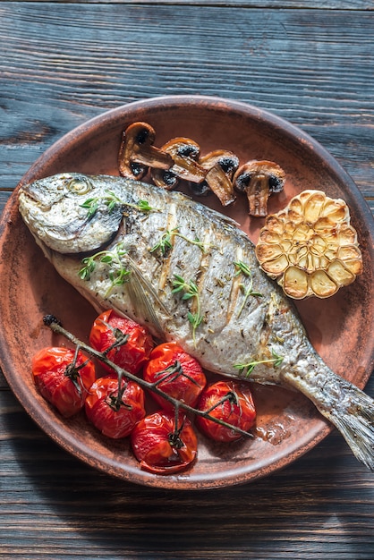 Poisson grillé au thym et tomates cerises