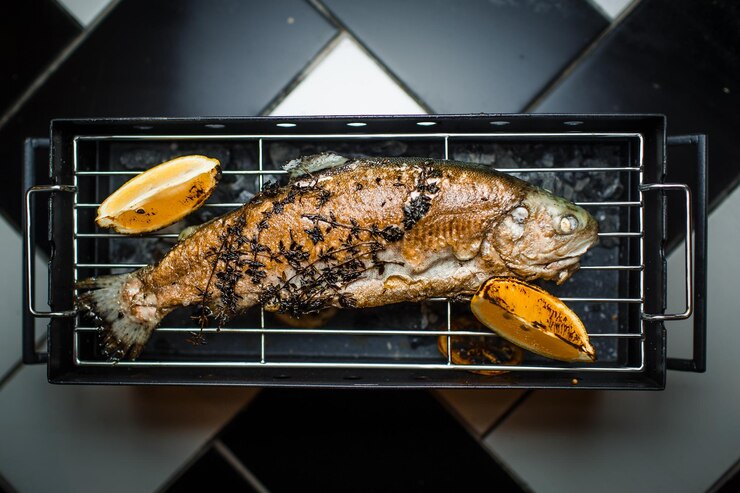 Photo poisson grillé dans la cuisine du restaurant