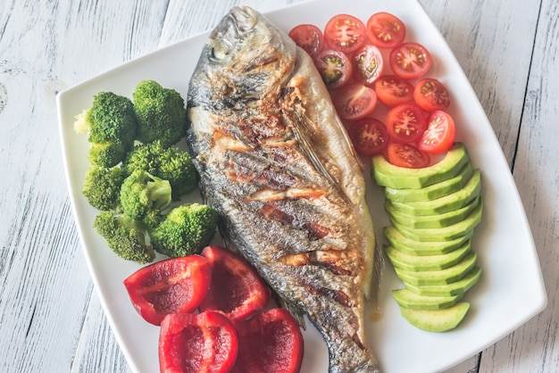 Poisson grillé à la dorade aux légumes