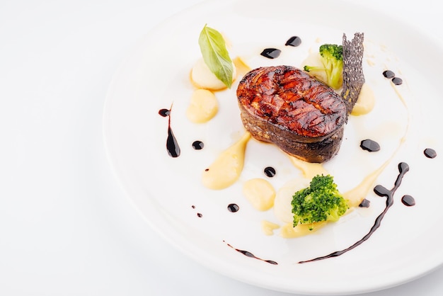 Poisson grillé avec purée de pommes de terre sur assiette