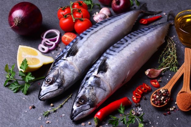 Poisson maquereau aux épices et légumes