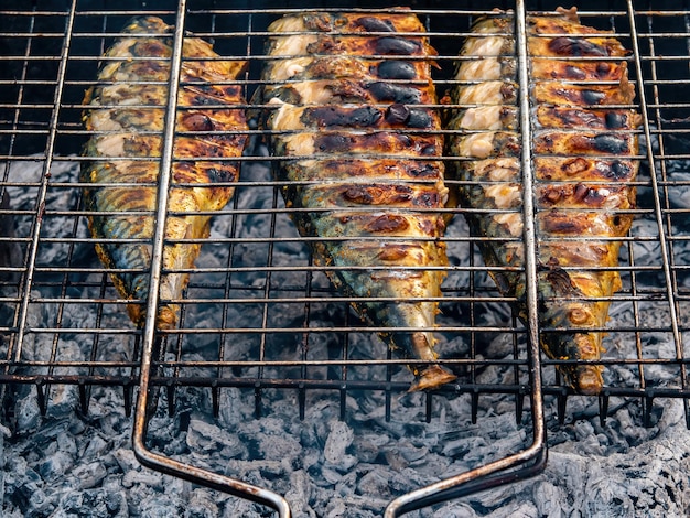 Poisson maquereau cuit sur une grille métallique