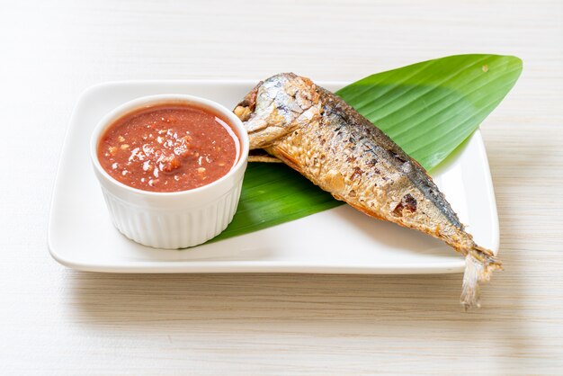 Poisson maquereau frit avec sauce épicée à la pâte de crevettes - style thaïlandais