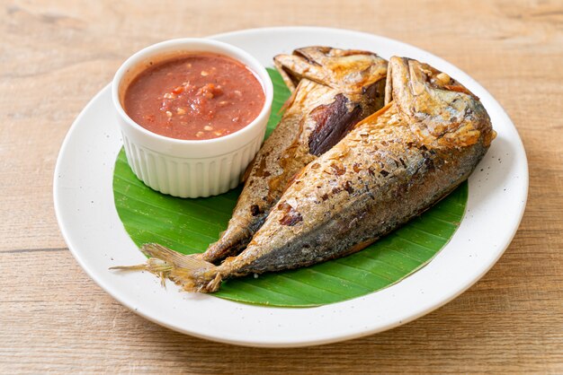 Poisson maquereau frit avec sauce épicée à la pâte de crevettes