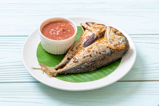 Poisson maquereau frit avec sauce épicée à la pâte de crevettes