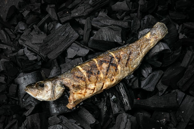 Poisson maquereau grillé sur braises