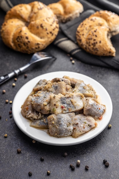 Poisson mariné haché Hareng salé sur assiette