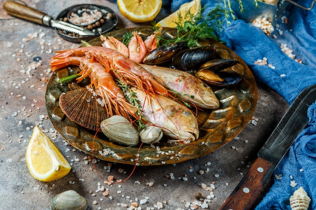 Poisson de mer frais, crevettes, palourdes