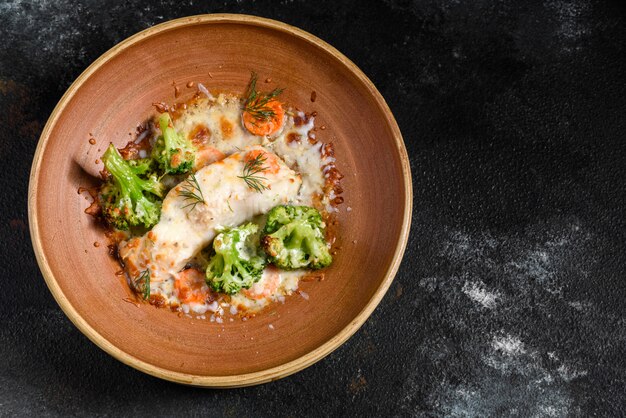 Poisson de mer frais cuit au four avec brocoli