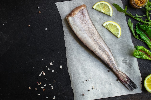 poisson merlu cru (ensemble d'ingrédients pour la cuisine)