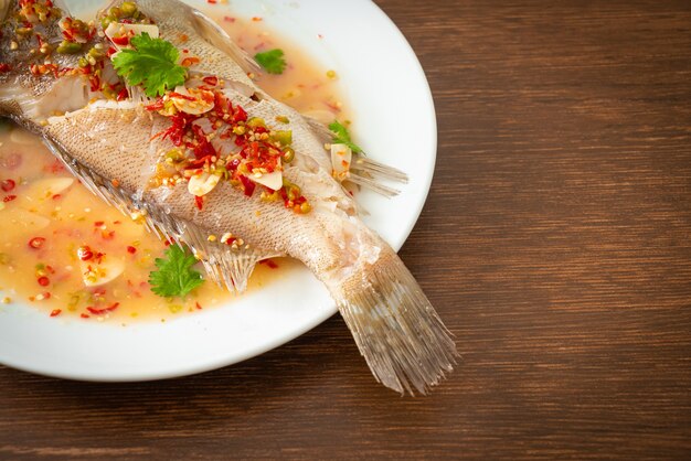 Poisson de mérou cuit à la vapeur avec citron vert et piments - style cuisine asiatique