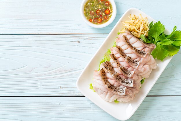 Poisson mérou à la vapeur avec trempette épicée