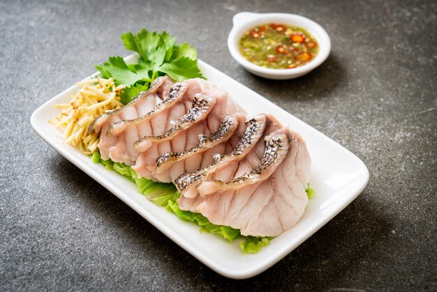 Poisson mérou à la vapeur avec trempette épicée