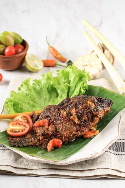 Poisson Pesmol à l'aide de poisson rouge. Ajouter le poisson frit à la poêle. Pesmol Typiquement Recette De Poisson De Java Ouest, En Indonésie, Avec Un Goût Sucré, Aigre Et Épicé
