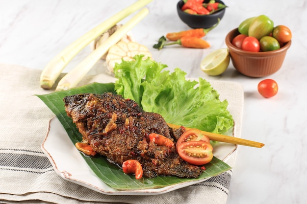 Poisson Pesmol à l'aide de poisson rouge. Ajouter le poisson frit à la poêle. Pesmol Typiquement Recette De Poisson De Java Ouest, En Indonésie, Avec Un Goût Sucré, Aigre Et Épicé