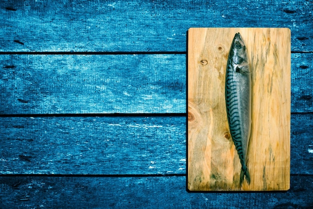 Photo poisson sur la planche à couper sur la table