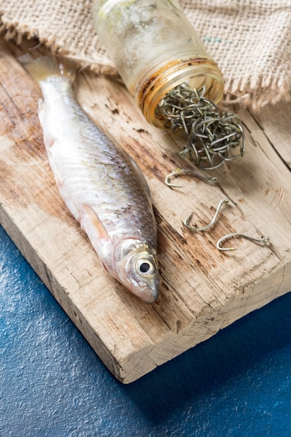 Poisson sur une planche à découper en bois